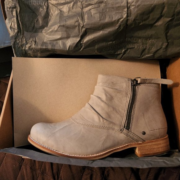 NEW!!! Out of stock Catepillar Boot - Picture 8 of 11